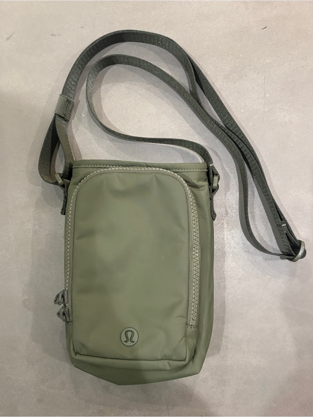 Lululemon Water bottle crossbody with front pocket 2L in bay leaf
